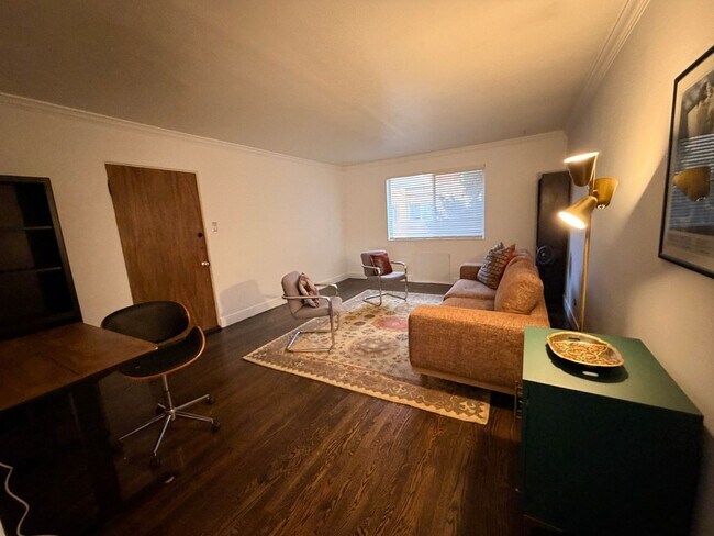 Building Photo - Turnkey Top-Floor Living in Gated Community Near City Park, Dining & Hospitals