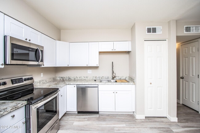 Building Photo - 720 S Dobson Rd