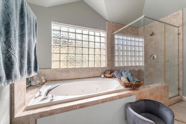 Building Photo - 650 Westcross St