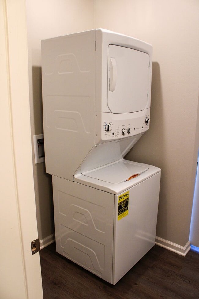 Building Photo - 3251 Redhawk St