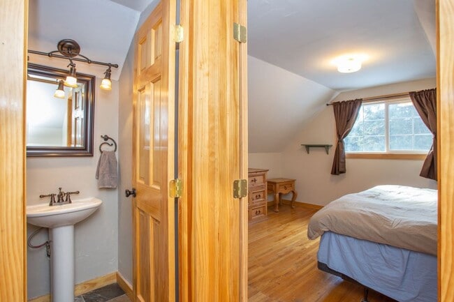 Building Photo - Flexible lease terms! Move in special! Stu...