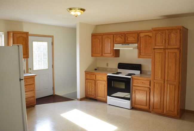 Building Photo - Spacious 3 bedroom, 2 bathroom duplex!