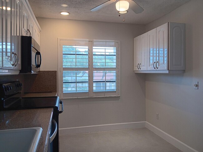 Building Photo - 8045 Eastlake Dr