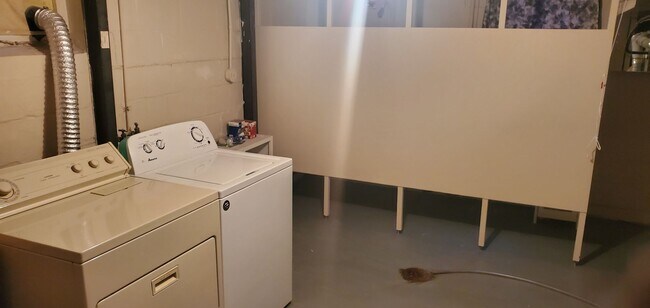 Building Photo - College View Cutie!