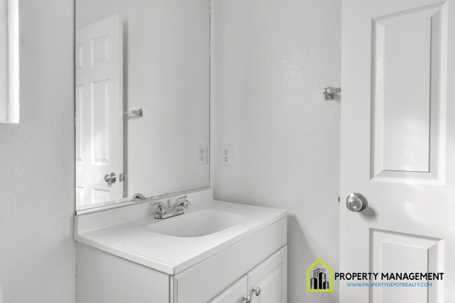Building Photo - 5-Bedroom Residence Ready for Immediate Move-In
