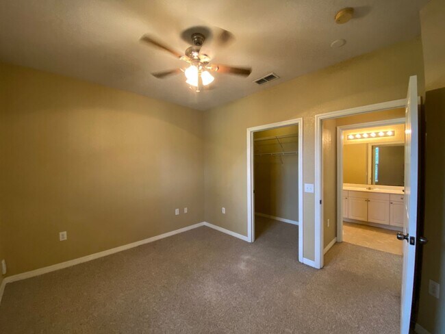 Building Photo - 1014 Hemingway Cir