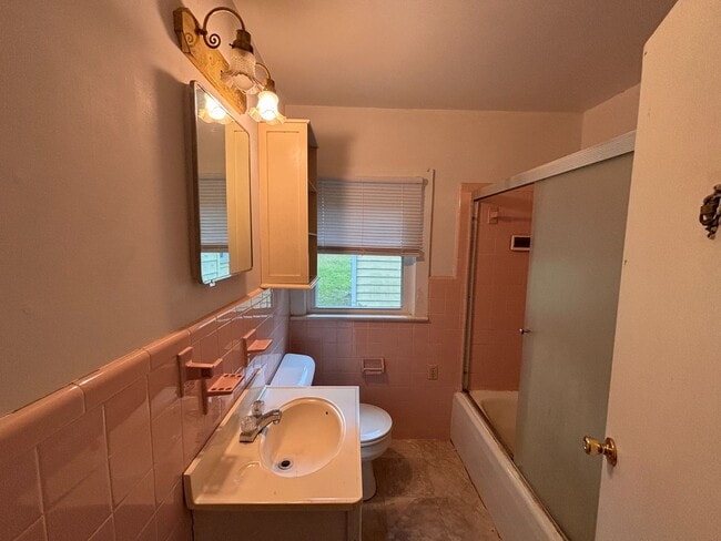 Building Photo - 3 Bedrooms- 2 Bathroom- House in Coosa!