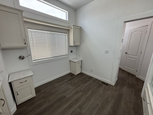 Building Photo - 3020 E Main St