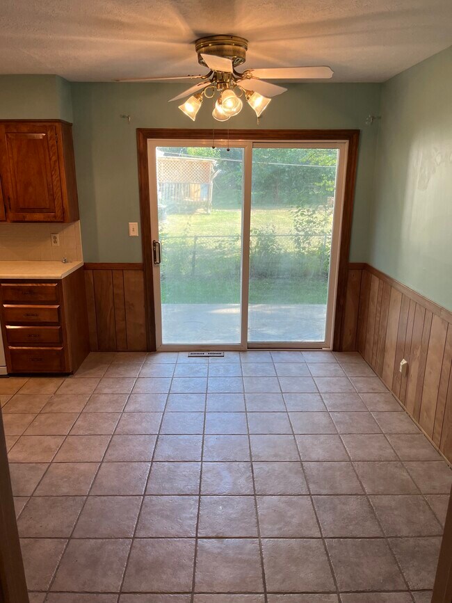 Dining - 7401 E 105th St