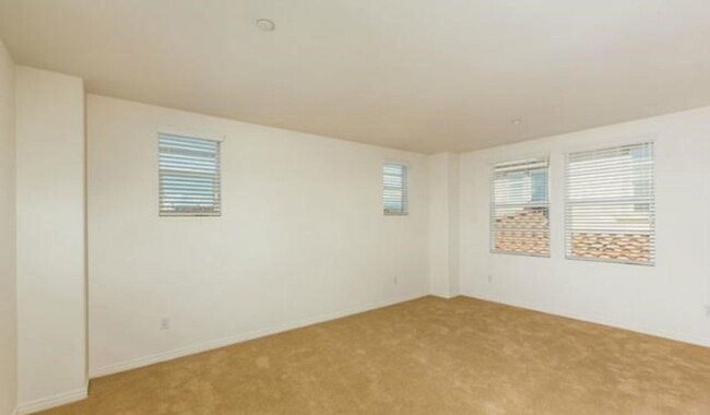 Building Photo - Riverpark Townhome