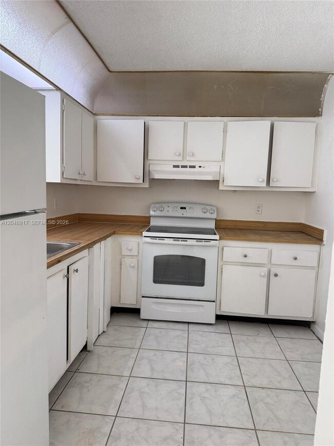Building Photo - 2830 Somerset Dr