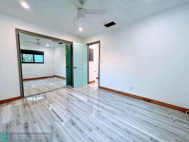 Building Photo - 2624 NE 10th Terrace
