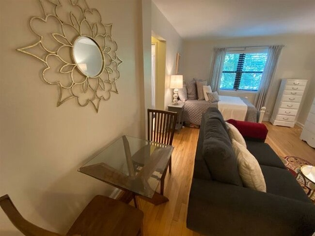 Building Photo - 295 York St