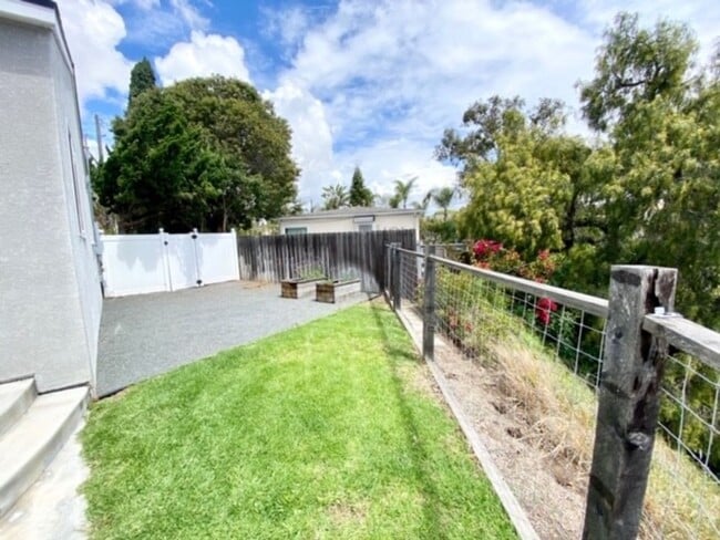 Building Photo - 3 Bedroom 2 Bath with View! (USD / Linda V...