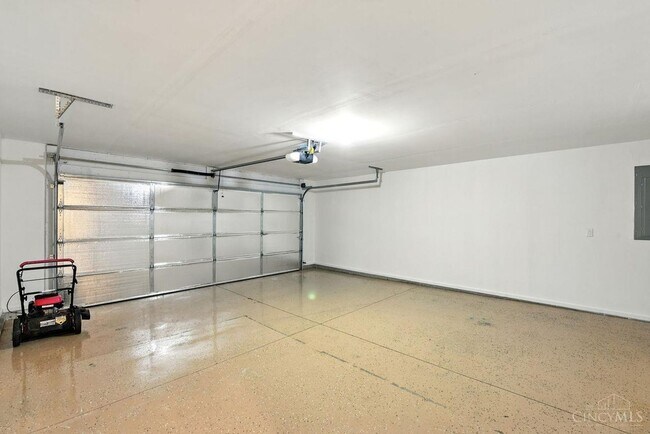 Building Photo - 5001 Lakeview Dr