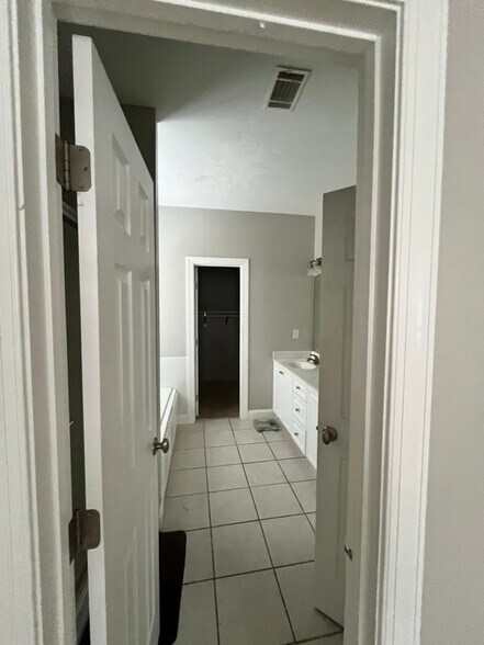 Building Photo - 921 Mitchell Ln