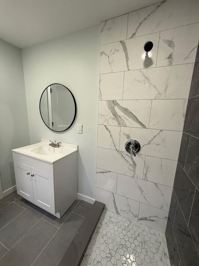 Building Photo - 407 Elm St