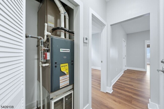 Building Photo - 913 S 18th St