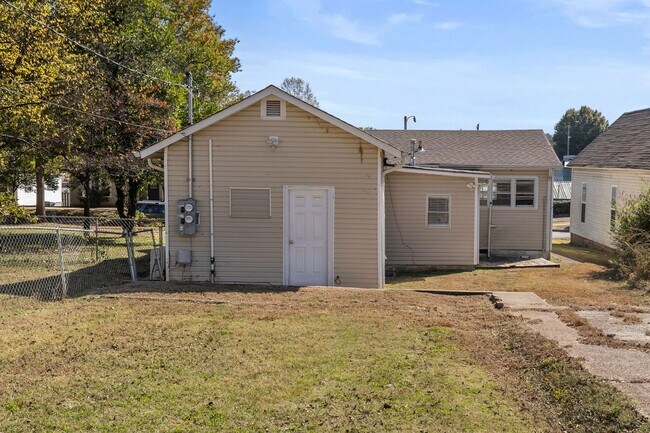 Primary Photo - 801 E Mobile St