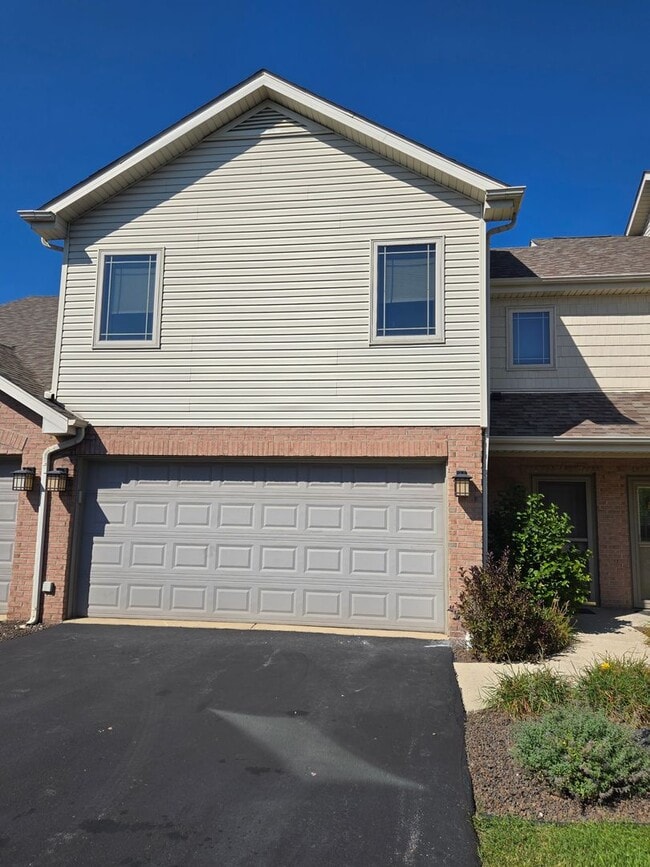 Building Photo - Two Bedroom Dyer Townhome