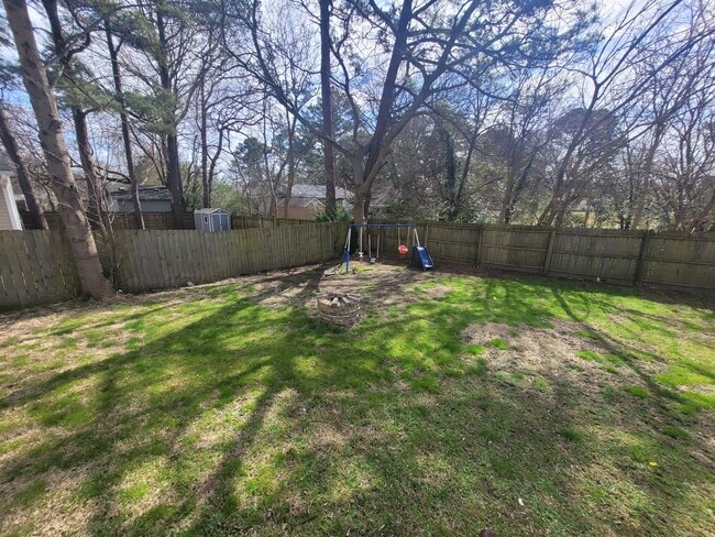 Building Photo - Gorgeous 4 Bedroom Home with Large Fenced Backyard