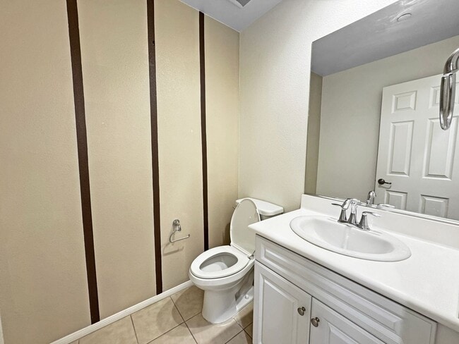 Building Photo - Spacious 3Bd/3.5Ba Home With All Primary B...