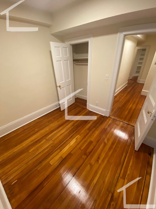 Building Photo - Avl April 1, 1/2 fee - Harvard Sq area 2BR...