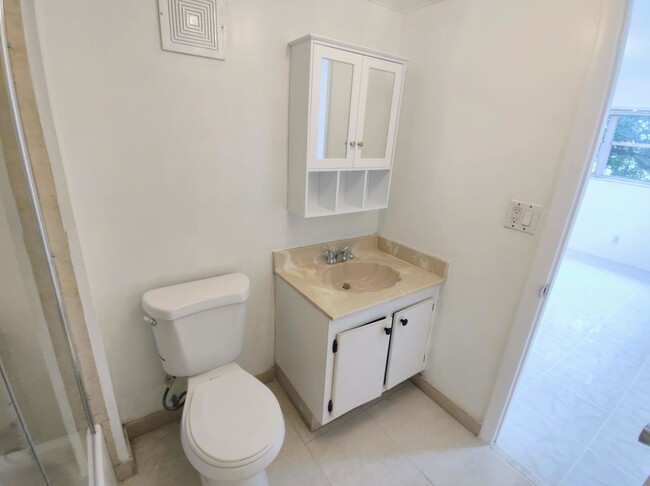 Building Photo - Renovated 2 Bed, 2 Bath Gem in Versailles ...