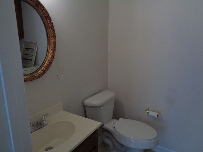 Building Photo - Peacehaven/Sherwood Forest Townhouse