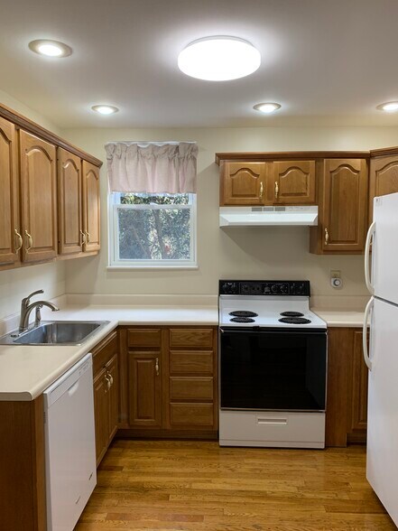 Kitchen - 2922 Merrill Ave