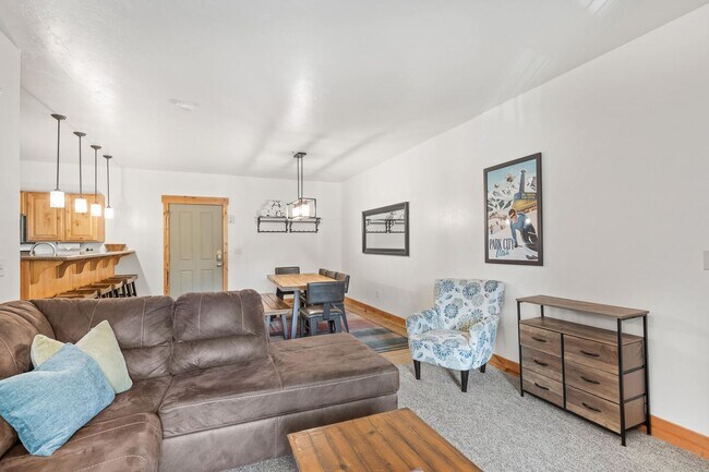 Building Photo - Stunning Furnished Park City Condo
