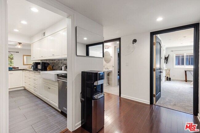 Building Photo - 6708 Hillpark Dr