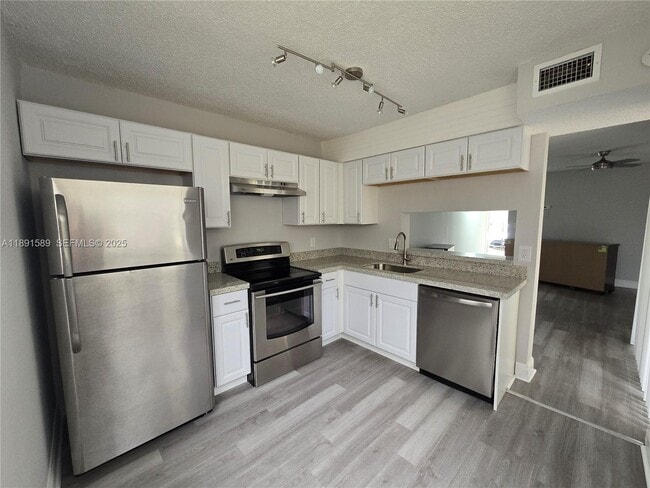 Building Photo - 1400 Jefferson Dr