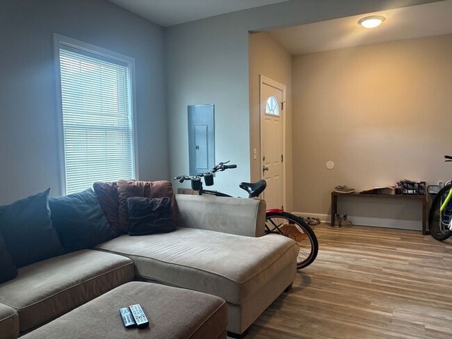 Building Photo - Available 8/15. Renovated 4 BR Home Downtown!