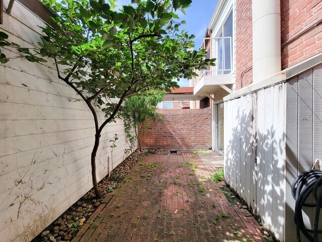 Building Photo - Stylish Townhouse in Prime Location – Walk to Whole Foods, Shops & Dining!