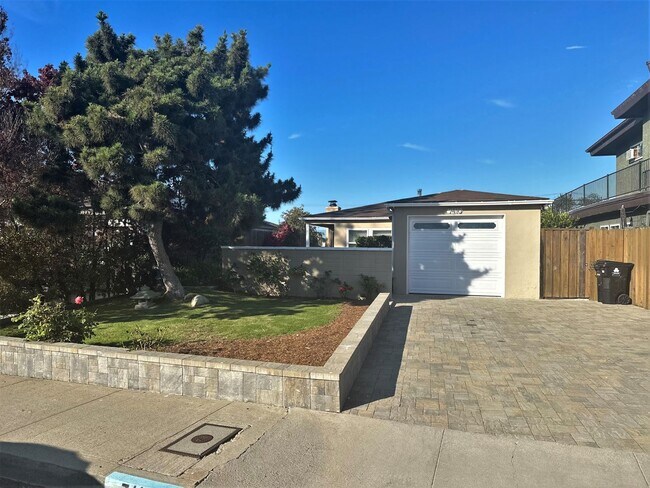Building Photo - Charming 2+1 PDR hills home w/ large lot. Jacuzzi, decks, fireplace, view, walk to the beach!
