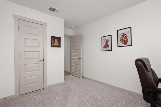 Building Photo - 2709 Golden Palms Ln