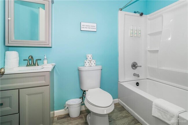 Building Photo - 18 W Hibiscus St