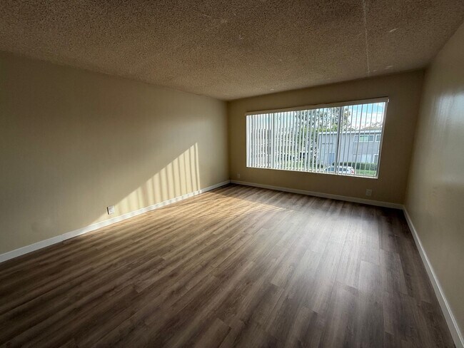 Building Photo - Mid Town Ventura 2 Bedroom 2 Bath Upstairs Corner Unit Apartment