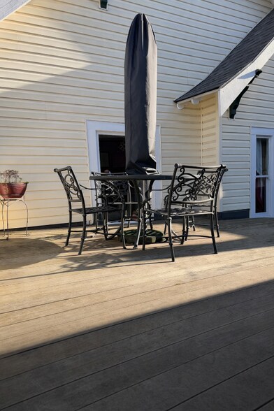 Building Photo - 604 NE Shaver St