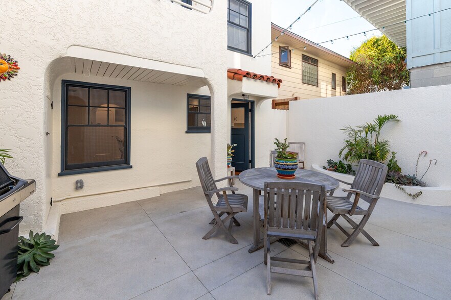 Building Photo - 915 Manhattan Ave