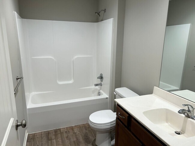 Building Photo - Single Level 2 Bed 2 Car Attached Villa in Blue Springs