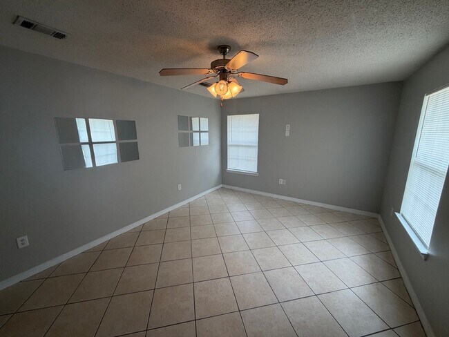 Building Photo - Duplex in the Heart of Niceville