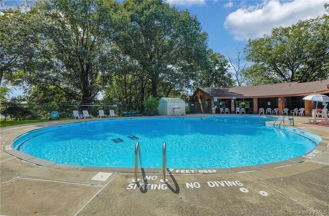 Building Photo - 126 Coachlight Square