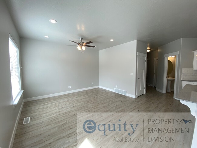 Building Photo - 16102 S Truss Dr