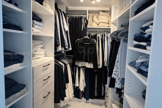 Building Photo - 951 Brickell Ave