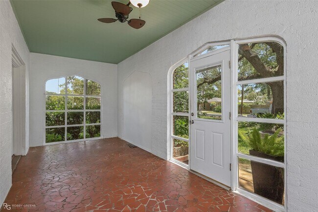Building Photo - GORGEOUS 4/2.5 BROADMOOR HOME-ACROSS FROM DUCK POND PARK & LIBRARY