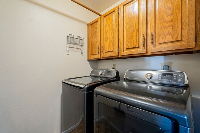 Building Photo - Three Bedrooms & POOL in 85254!