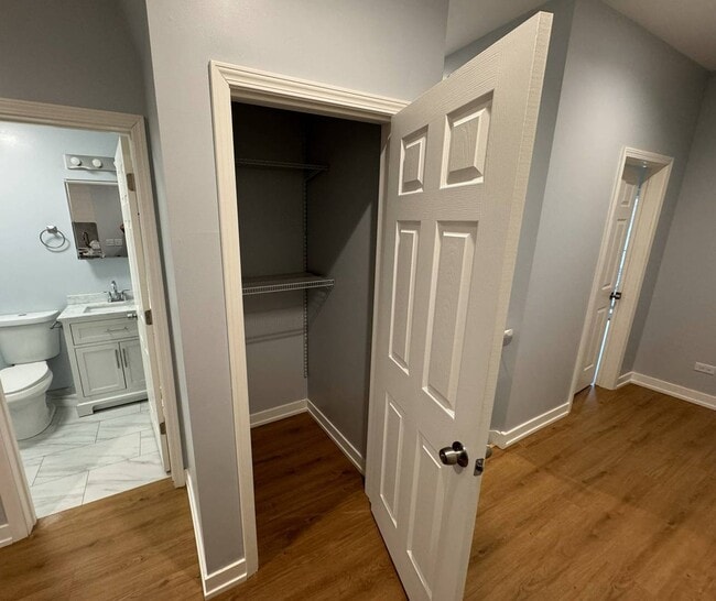 Building Photo - 1024 W Ainslie St