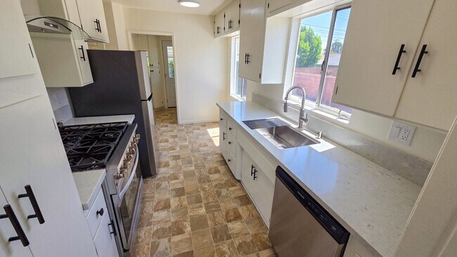 Building Photo - East Whittier 3 Bed 1.5 Bath House With Remodeled Kitchen and Bathrooms Available Now!